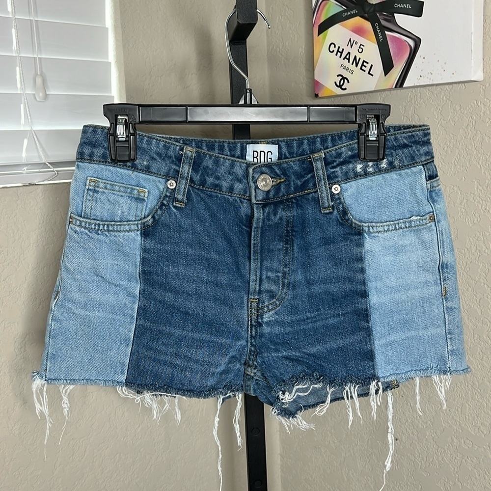 595 - BDG NWOT Multicolor Blue Jean Shorts, Distressed Size 26